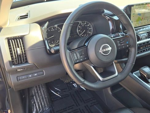 Used 2025 Nissan Pathfinder SL AWD/4WD image 28