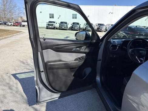 Used 2025 Chevrolet TrailBlazer LT w/ LT Cold Weather Package image 11