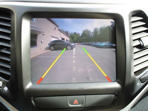 Used 2017 Jeep Cherokee Latitude w/ Comfort/Convenience Group image 9