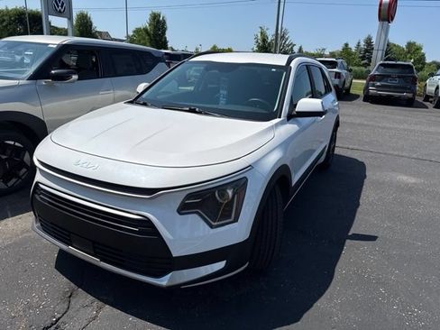 Certified 2024 Kia Niro EX FWD image 3