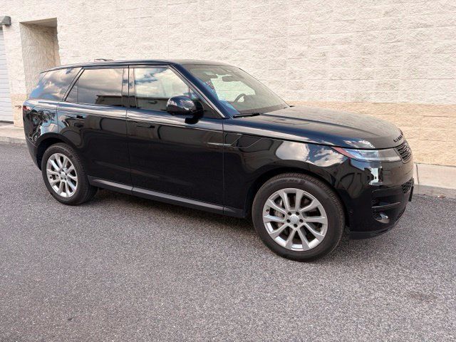 Used 2025 Land Rover Range Rover Sport SE AWD/4WD image 3