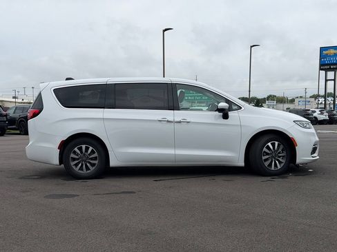 Used 2023 Chrysler Pacifica Touring-L FWD image 6
