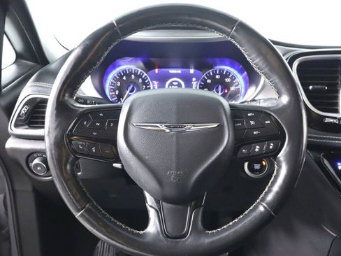 Used 2021 Chrysler Pacifica Touring-L w/ S Appearance Package image 11