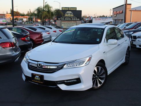 Used 2017 Honda Accord Touring image 2