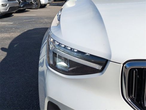 Used 2023 Volvo XC40 B5 Plus image 8