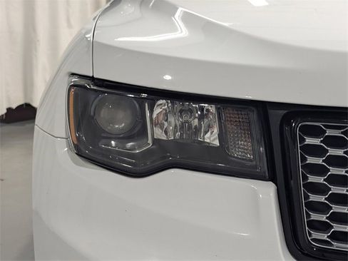 Used 2019 Jeep Grand Cherokee Altitude image 30