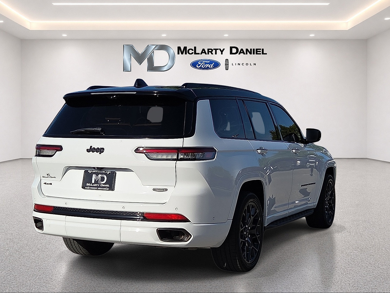 Used 2024 Jeep Grand Cherokee L Summit w/ Advanced Protech Group IV AWD/4WD image 5