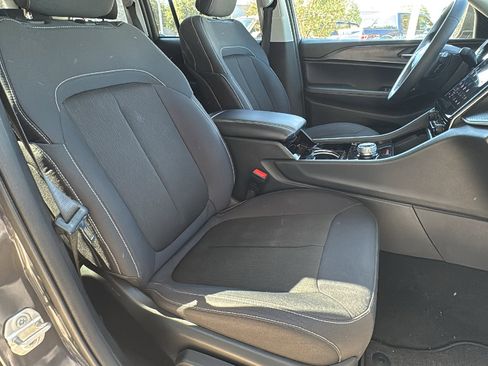 Used 2023 Jeep Grand Cherokee Laredo image 31