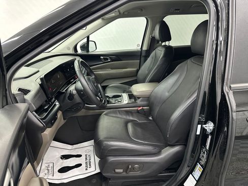 Used 2025 Kia Carnival FWD image 9