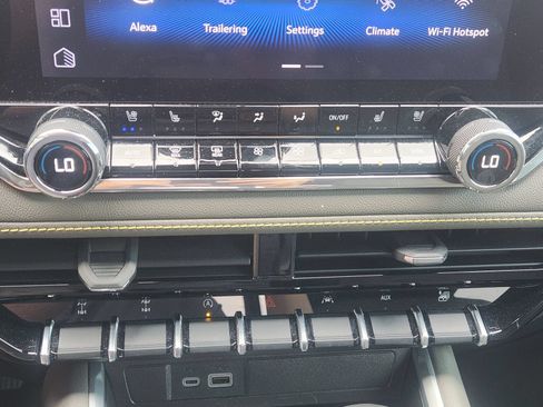 Used 2025 Chevrolet Colorado ZR2 w/ Technology Package AWD/4WD image 22