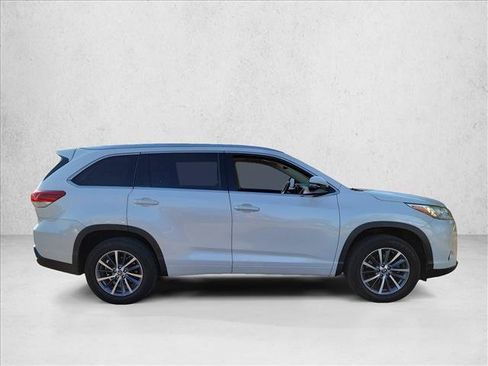 Used 2017 Toyota Highlander XLE FWD image 4