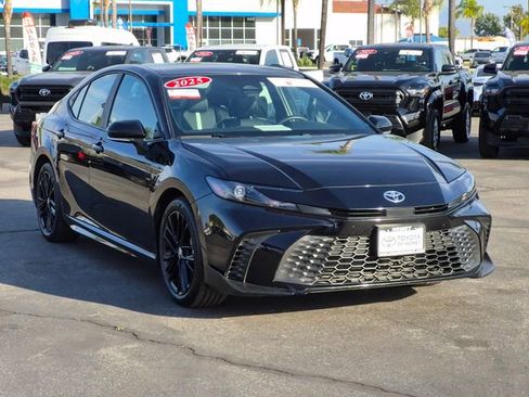 Used 2025 Toyota Camry SE image 3