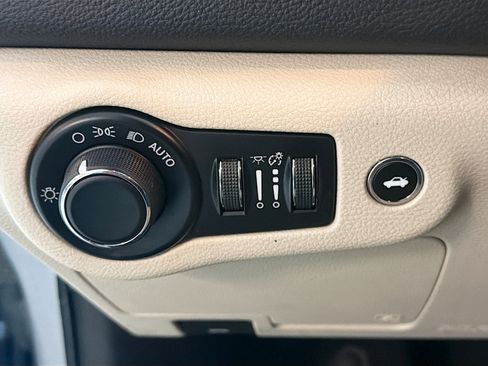 Used 2016 Chrysler 200 Limited FWD image 16