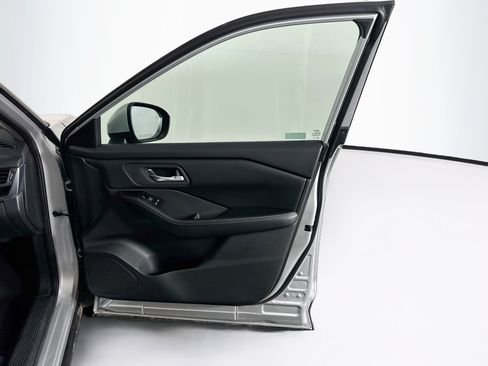 Used 2025 Nissan Rogue SV FWD image 32