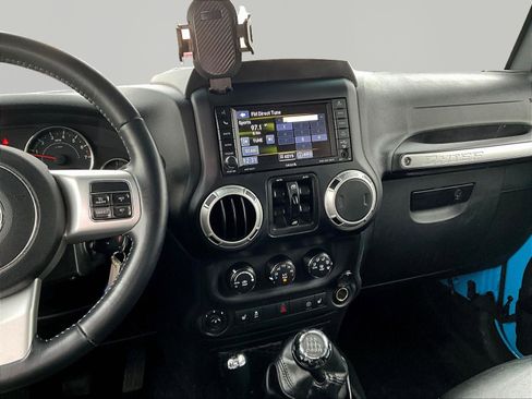 Used 2017 Jeep Wrangler Unlimited Sahara w/ Quick Order Package 23E Chief AWD/4WD image 9
