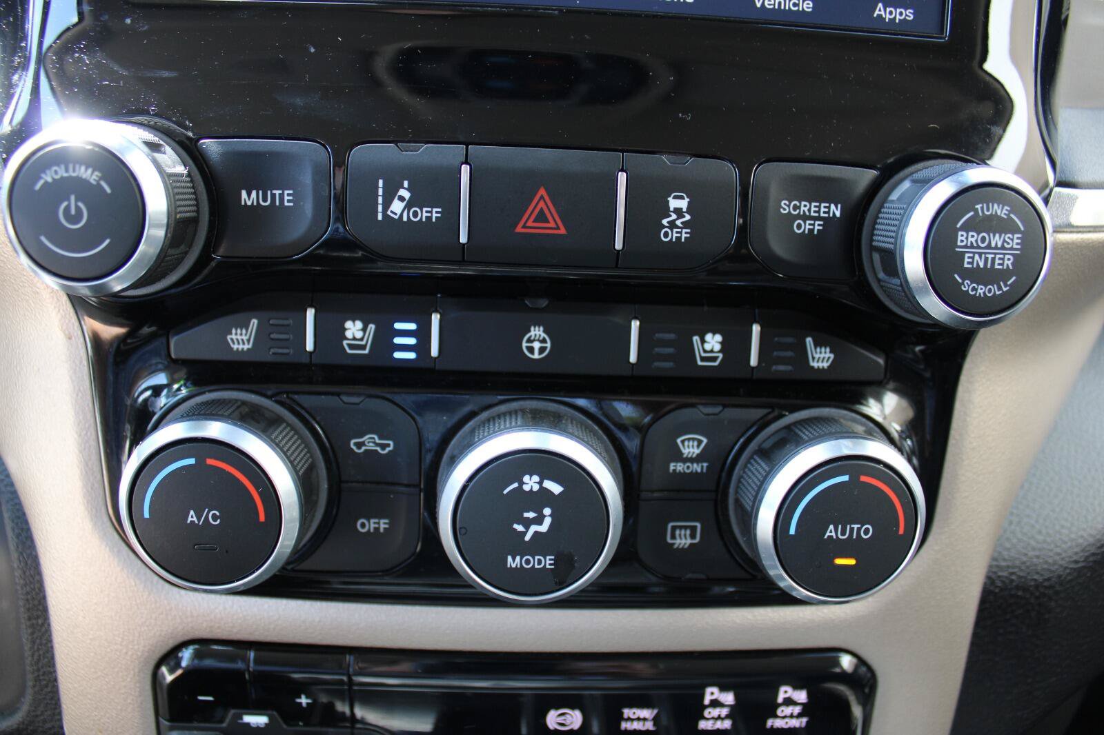 Used 2024 RAM 2500 Laramie w/ Safety Group AWD/4WD image 21