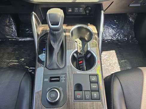 Certified 2025 Toyota Highlander Platinum AWD/4WD image 17