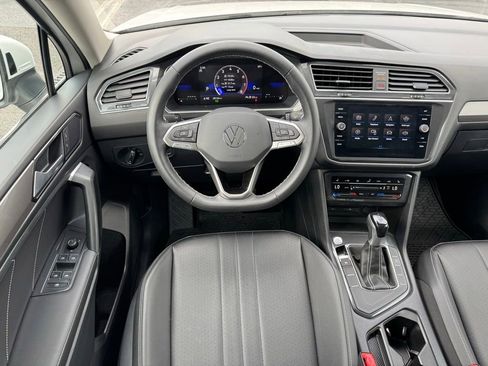 Used 2023 Volkswagen Tiguan SE w/ Panoramic Sunroof Package FWD image 22