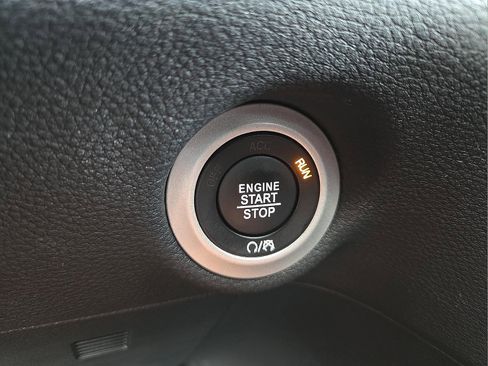 Used 2025 Chrysler Pacifica Select image 22