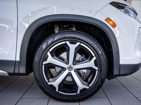 Certified 2025 Volkswagen Tiguan SE image 4