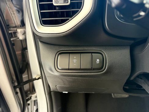 Used 2024 Hyundai Venue SEL FWD image 6
