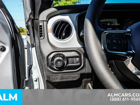 Used 2024 Jeep Wrangler Sahara image 21