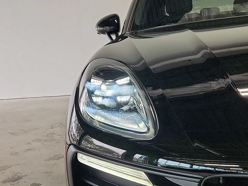 Certified 2026 Porsche Macan AWD/4WD image 9