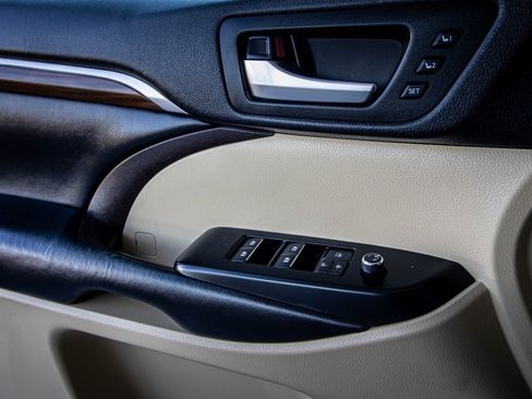 Used 2019 Toyota Highlander Limited image 26