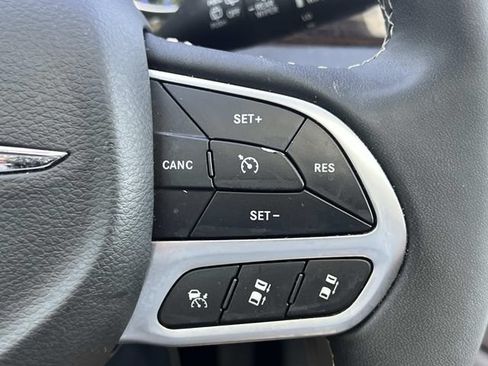 Used 2023 Chrysler Pacifica Limited FWD image 28