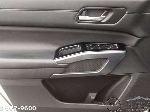 Used 2022 Nissan Pathfinder SL image 8