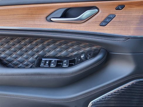 Used 2023 Jeep Grand Cherokee Summit image 13