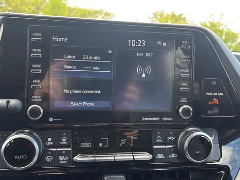 Used 2022 Toyota Highlander XLE AWD/4WD image 32
