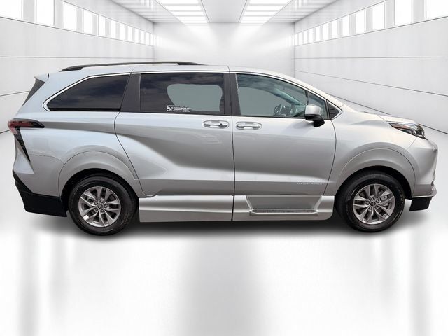 Used 2024 Toyota Sienna XLE w/ XLE Plus Package AWD/4WD image 4