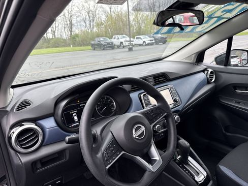 Used 2025 Nissan Versa SV FWD image 4