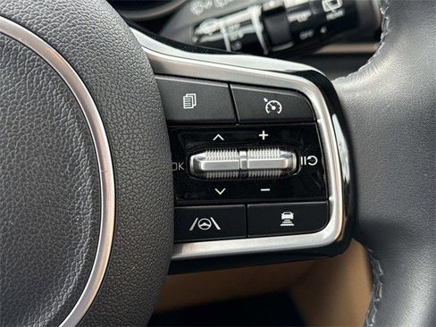 Used 2024 Kia Carnival EX image 23