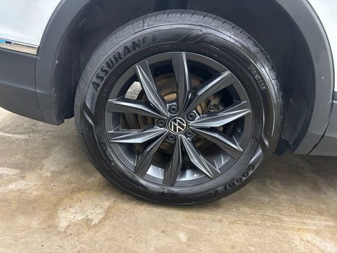 Used 2022 Volkswagen Tiguan SE AWD/4WD image 35