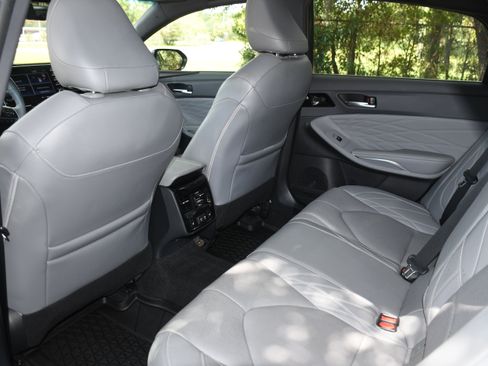 Used 2020 Toyota Avalon Limited image 17