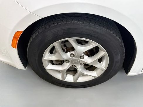 Used 2020 Chrysler Pacifica Limited FWD image 33
