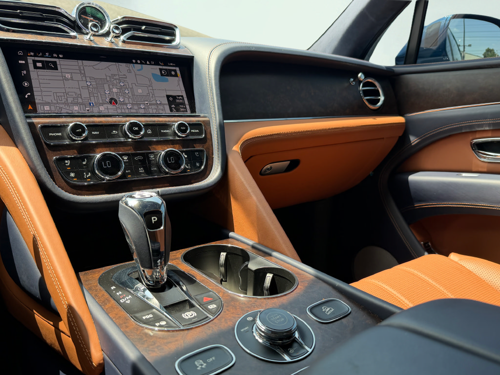 Used 2023 Bentley Bentayga AWD/4WD image 42