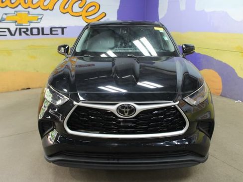 Used 2022 Toyota Highlander L AWD/4WD image 3