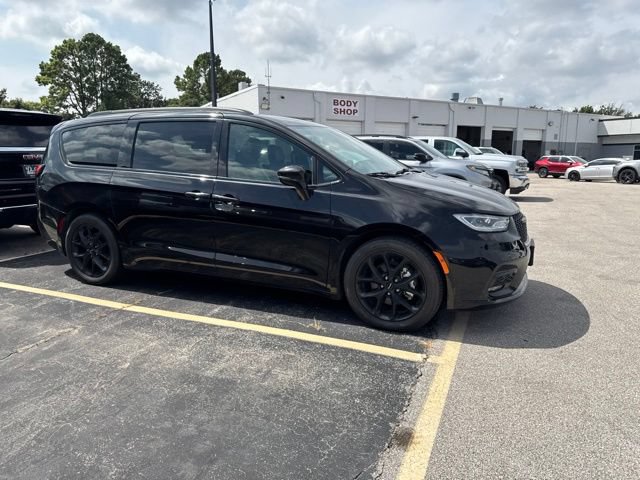Used 2025 Chrysler Pacifica Limited FWD image 10
