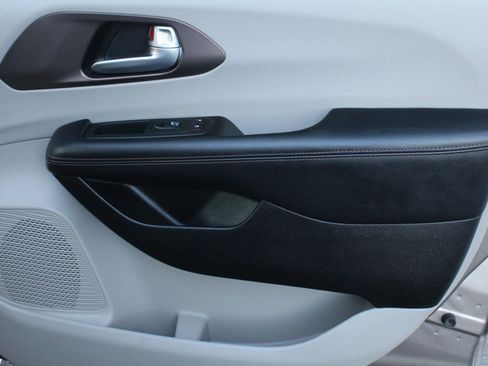 Used 2018 Chrysler Pacifica Touring-L image 37