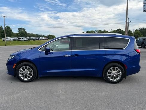 Used 2021 Chrysler Pacifica Touring-L w/ Uconnect Theater Family Group AWD/4WD image 2