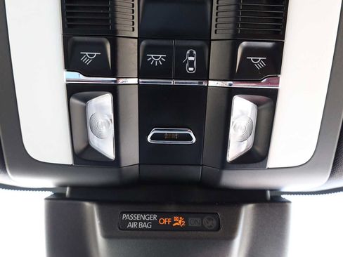 Used 2025 Porsche Macan S AWD/4WD image 30