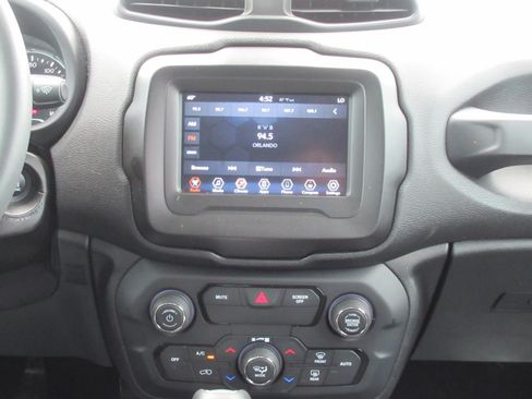 Used 2020 Jeep Renegade Latitude FWD image 15