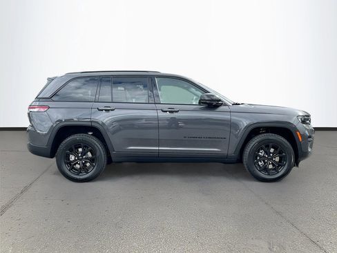 New 2025 Jeep Grand Cherokee Altitude image 8
