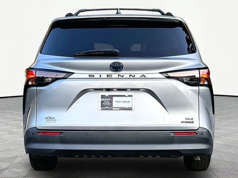 Certified 2023 Toyota Sienna XLE FWD image 5