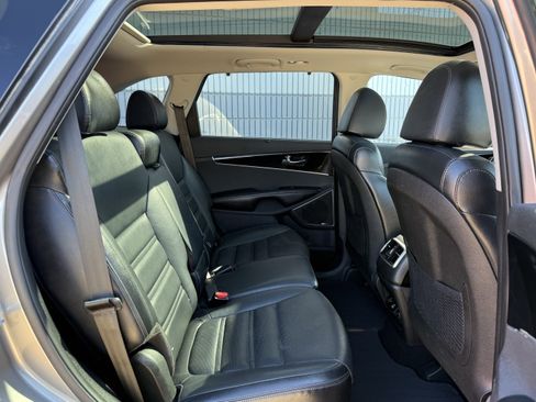 Used 2019 Kia Sorento SX image 6