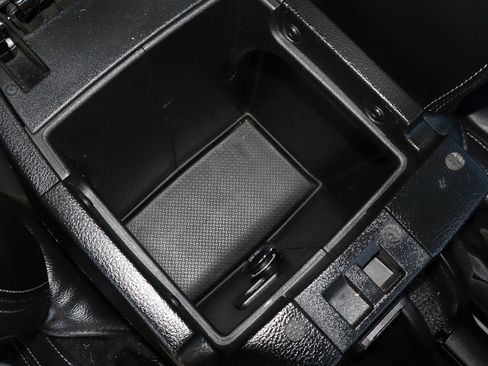 Used 2017 Jeep Wrangler Unlimited Sahara w/ Connectivity Group image 31