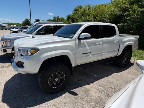 Used 2022 Toyota Tacoma TRD Sport w/ Technology Package AWD/4WD image 5
